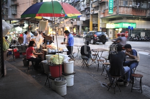 沙梨頭工人康樂館前的熟食小販檔